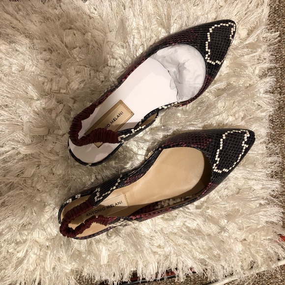 Unfortunately the shoes fits for someone that has small & thin feet lol - Picture 2 of 6